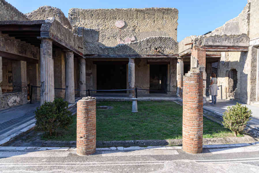 222 - Italia - Herculano - parque arqueológico de Herculano - Casa del Salón Negro.jpg